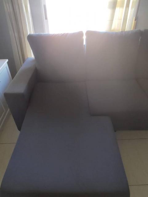 Lote  Sofá 3 plazas con chaiselongue reversible 235 cm en gris+Mesa mexicana