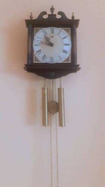 Reloj de pared antiguo de péndulos