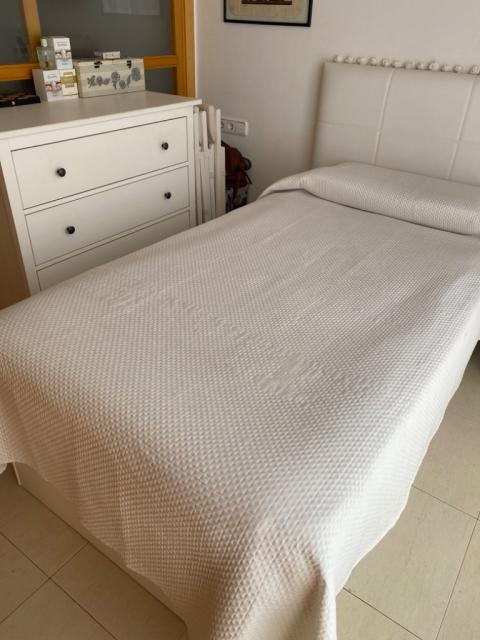 Vendo cama de 105x190+cabezal+colchón+cajonera