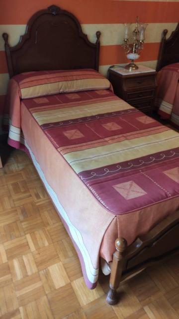 Dormitorio dos camas mesilla y armario de cuatro puertas con colchones somier de láminas