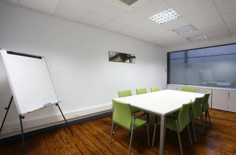Sala de reunión mediana Ceneco